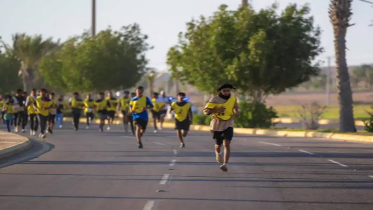 أكثر من 500 متسابق ومتسابقة يتنافسون في فعاليات ماراثون الوجه الرياضي السنوي